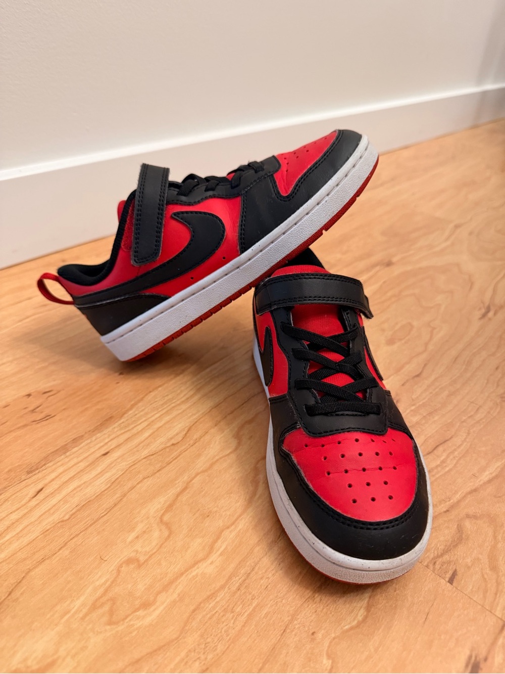 Nike Kids Red and Black Low-Top Sneakers with Velcro USA 3 (35)